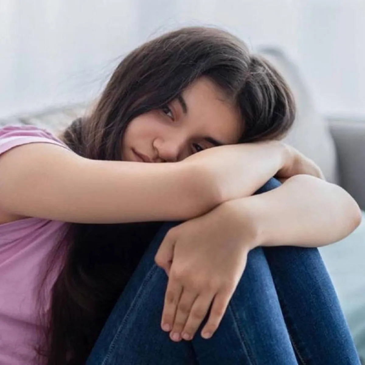 صورة لمراهقة منعزلة