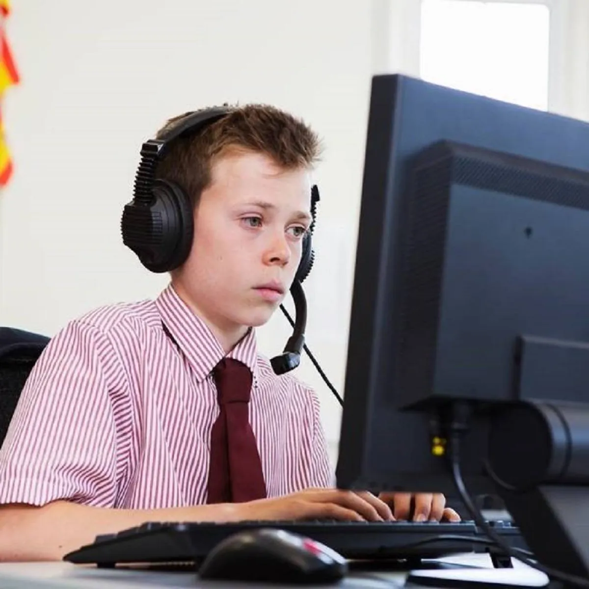 صورة لمراهق يستذكر دروسه..بجدية