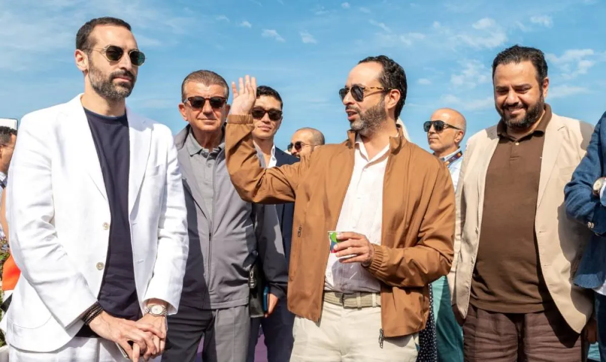 نائب وزير الثقافة حامد بن محمد فايز في زيارة الجناح السعودي - الصورة من حساب هيئة الأفلام على تويتر