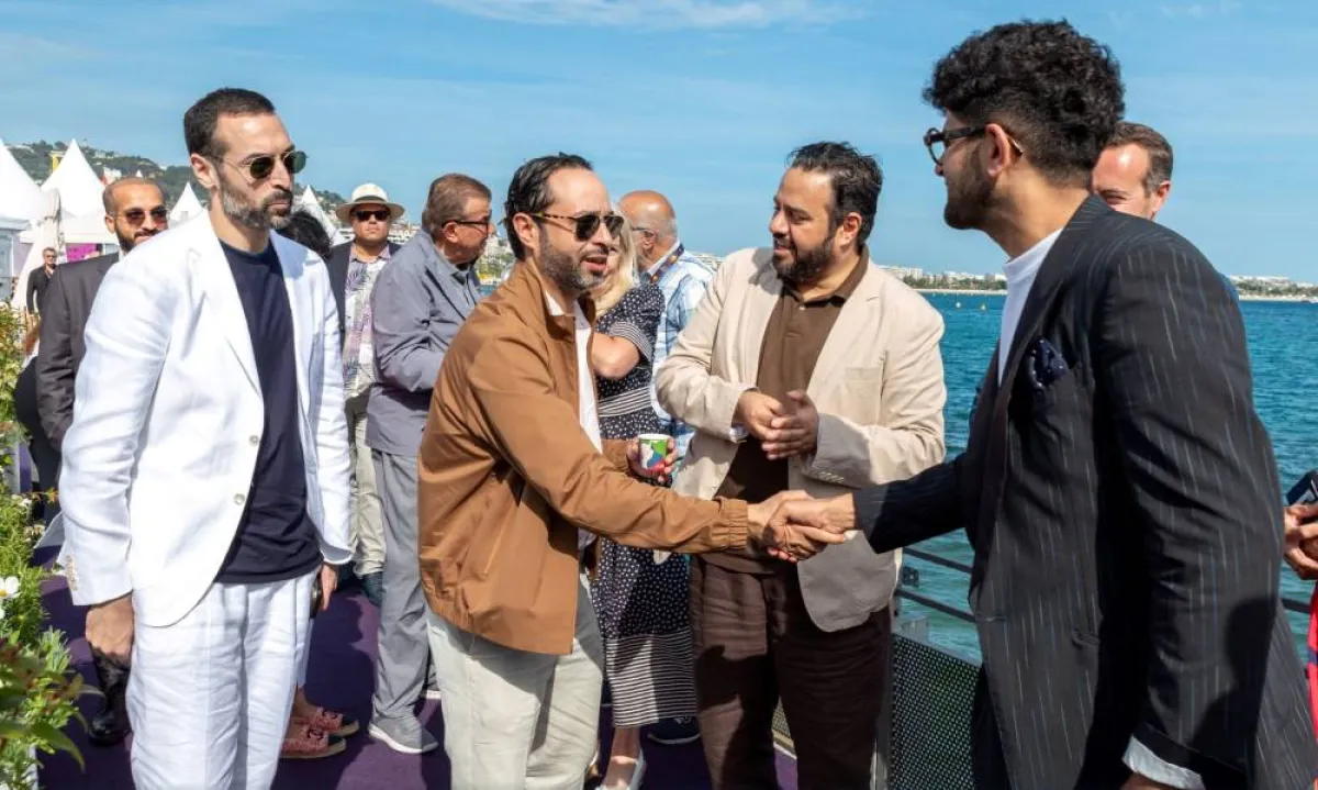 نائب وزير الثقافة حامد بن محمد فايز في زيارة الجناح السعودي - الصورة من حساب هيئة الأفلام على تويتر