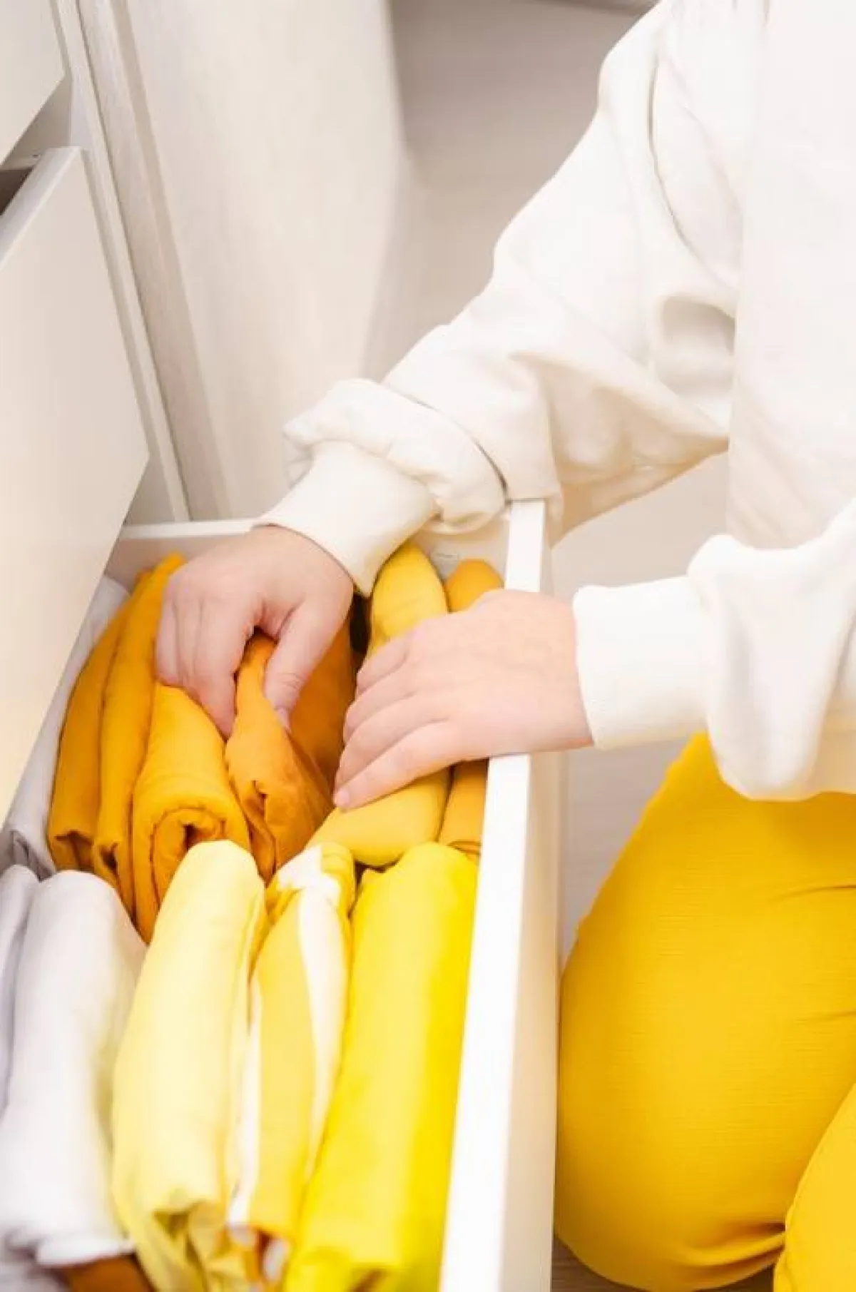 أدراج التسريحة تستخدم لتخزين القمصان والبلوز