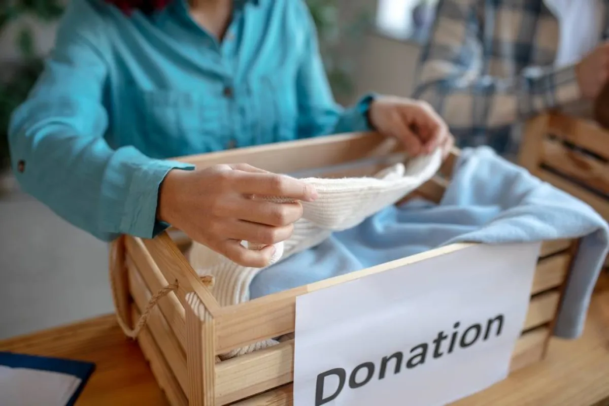 من اللازم التخلّي عن الملابس التي لم يعد المرء في حاجة لها