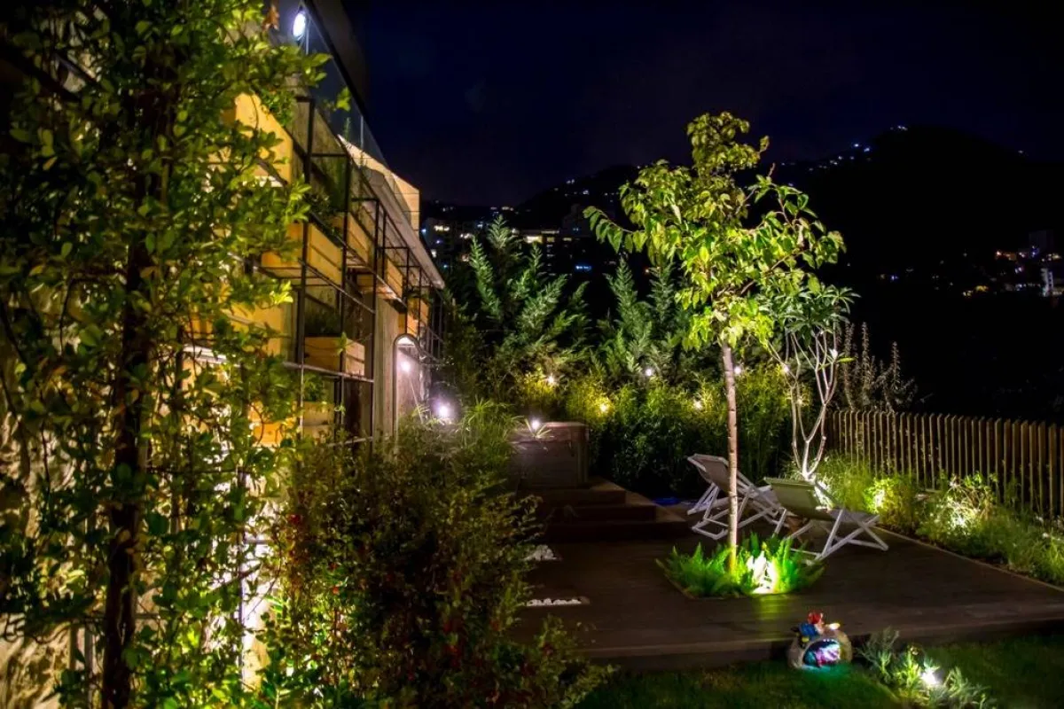 نموذج عن الإضاءة في حديقة المنزل