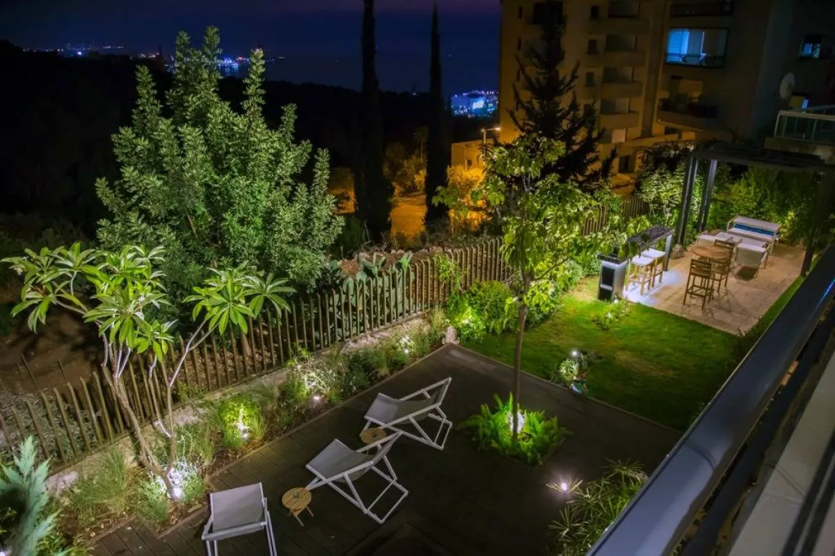 الحديقة تتألّق بأضوائها 