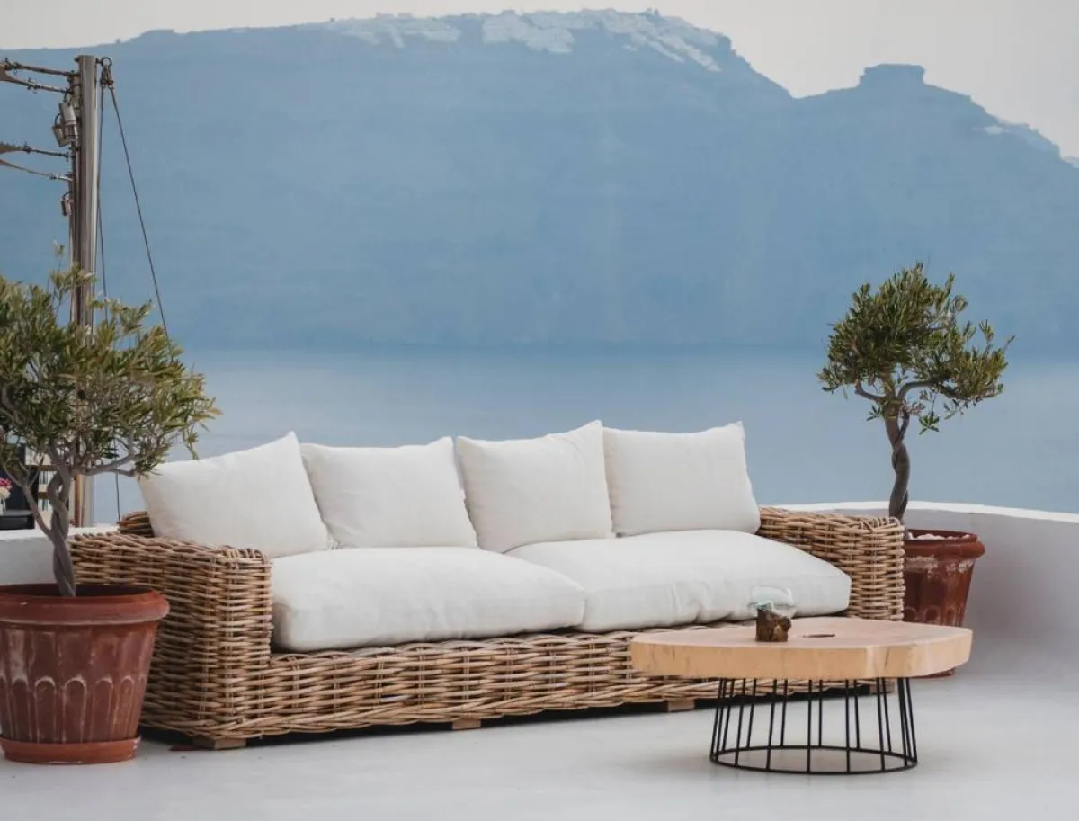 مفروشات "منزل العطلة" تدعو الجالس إلى الاسترخاء