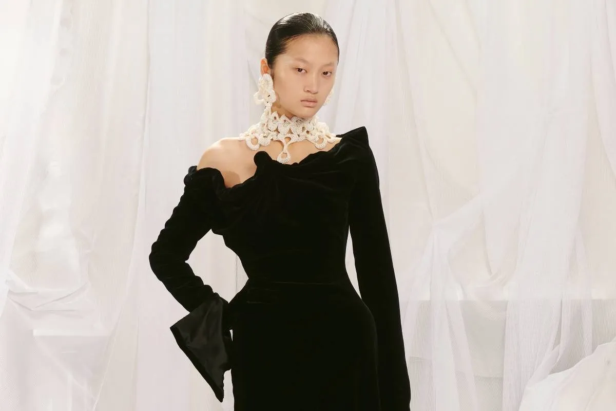 فساتين سهرة باللون الأسود