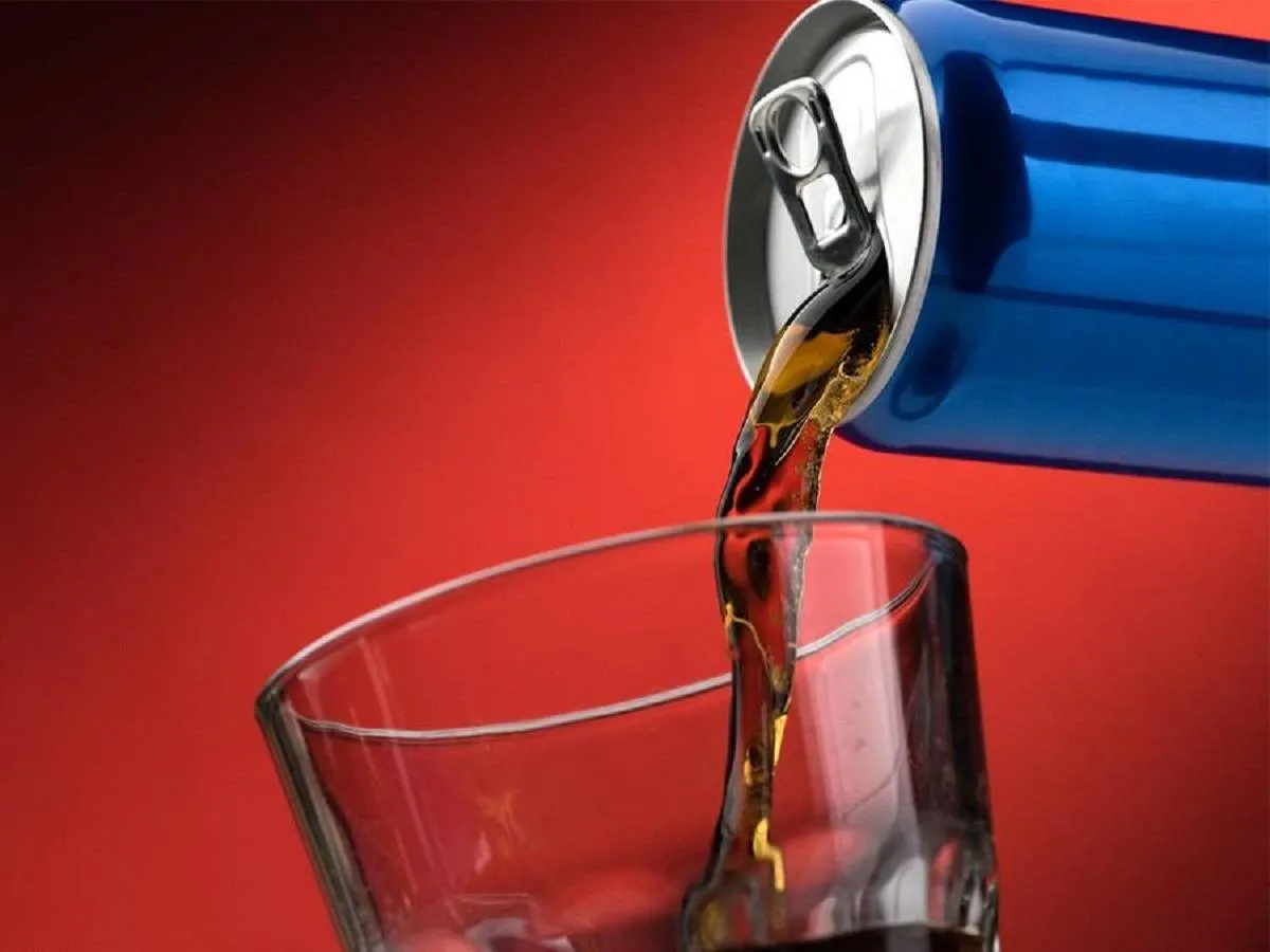 صورة لشرب المياه الغازية