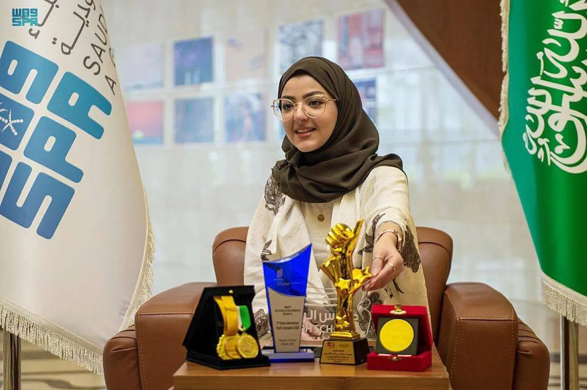 طالبة سعودية تخترع جهازا يساعد الصم على قيادة السيارات - الصورة من واس