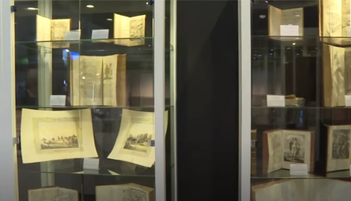 مجموعة قيمة من الكتب والمخطوطات والوثائق والمقتنيات النادرة