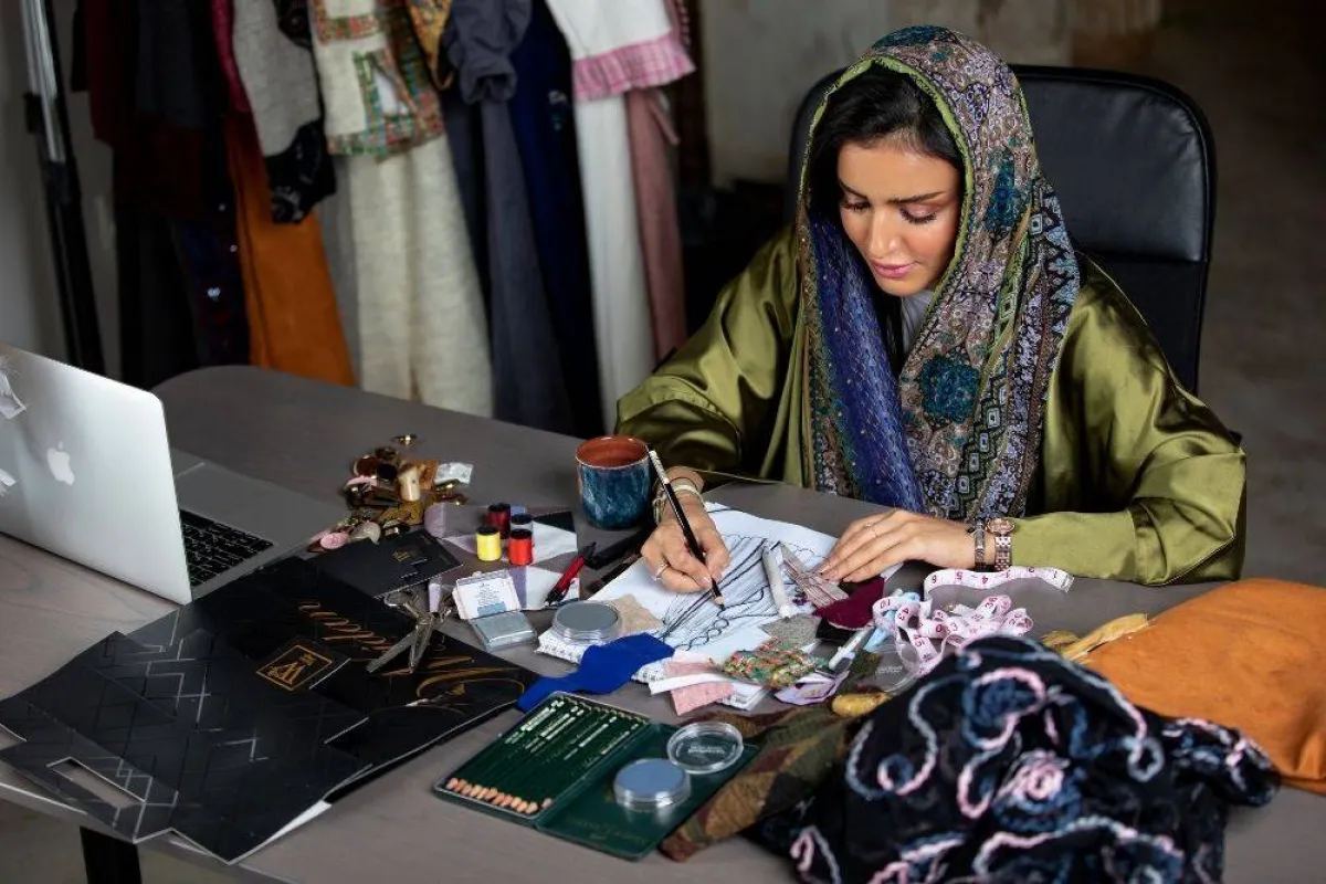 تظهر الصورة شخصية وجدان عبدالعزيز أثناء عملها بمجال التصميم مصدر الصورة وجدان عبدالعزيز