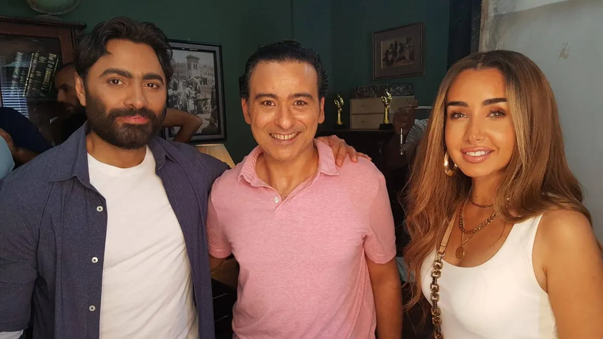 أحمد عزمي مع نجوم فيلم بحبك - صورة من حسابه على فيس بوك