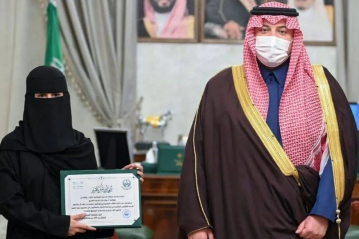 تظهر الصورة تكريم روان من أمير المنطقة الشمالية مصدر الصورة روان محمد