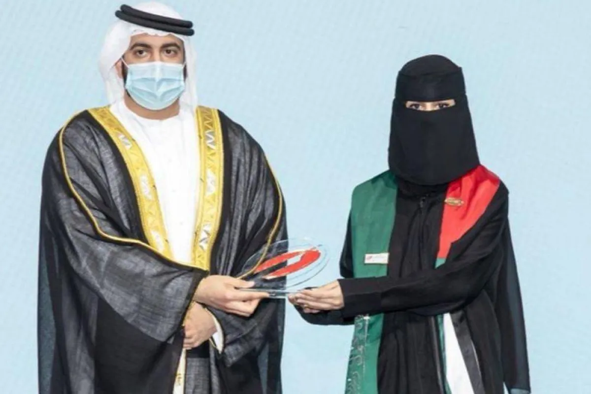 تظهر الصورة تكريم روان من محمد بن راشد آل مكتوب مصدر الصورة روان محمد