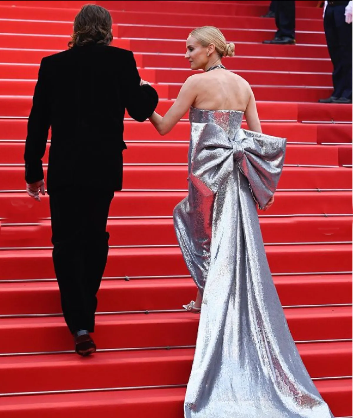 ديان كروغير ترتدي فستاناً من اللاميه الفضي