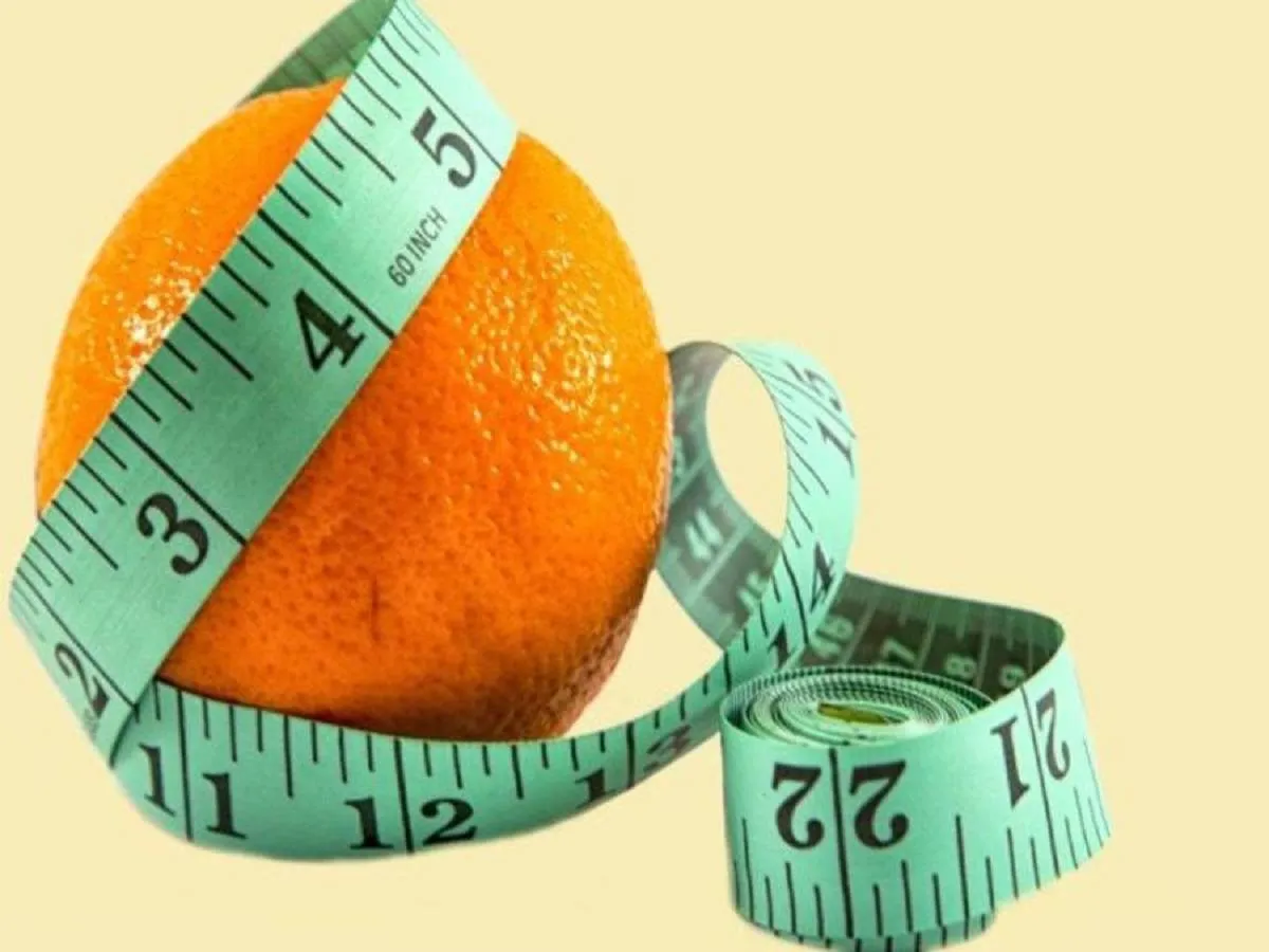 صورة لبرتقالة  حولها شريط قياس محيط الخصر