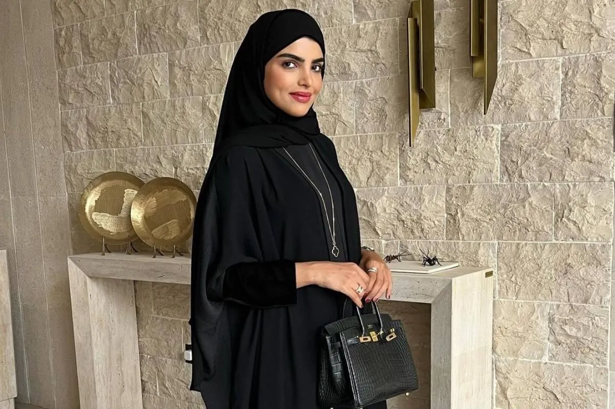 عبايات أنيقة للمناسبات الرسمية