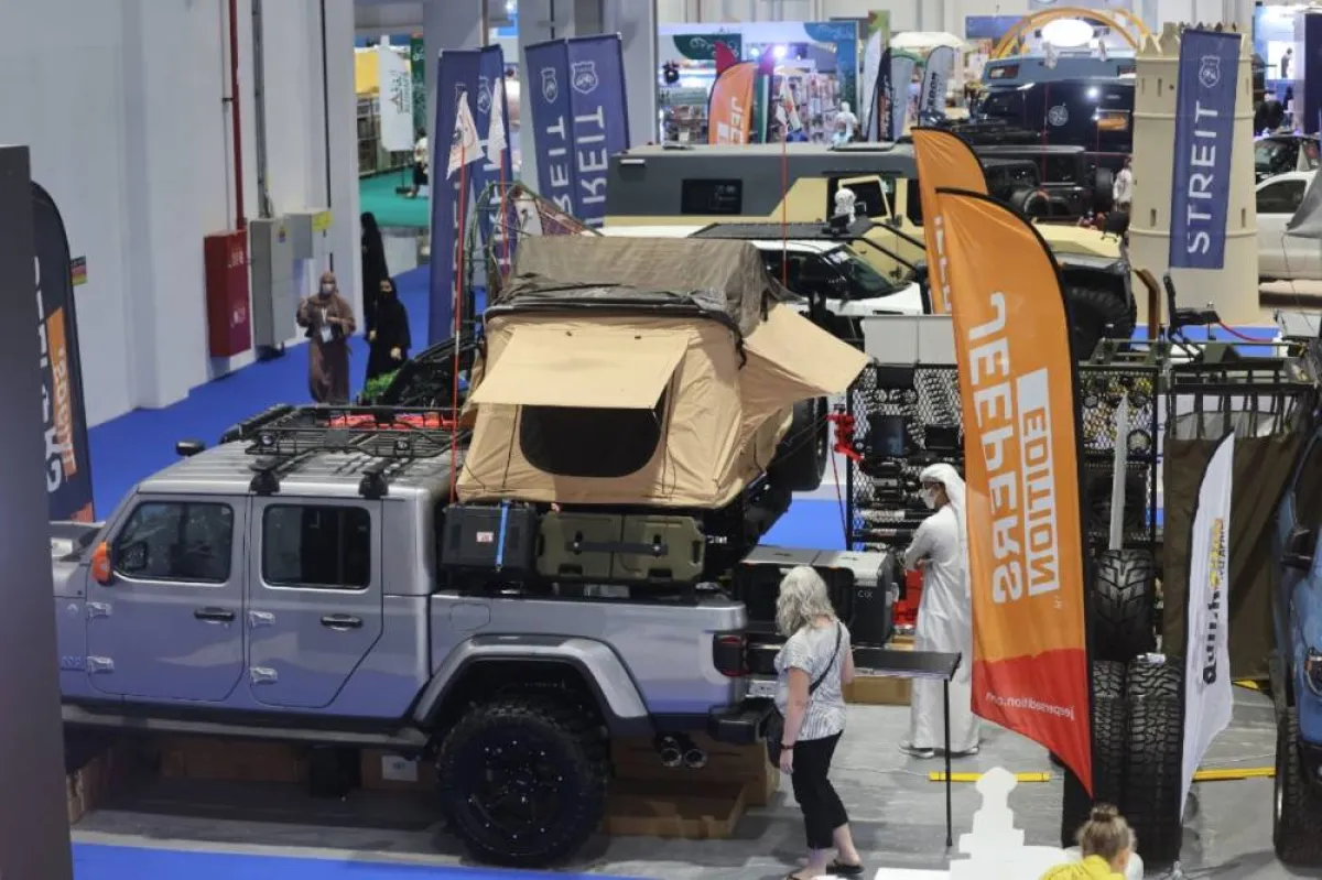 يشهد المعرض إقبالاً جماهيريًّا لافتًا من هواة التخييم ورحلات البر والتراث. الصورة من "وام"