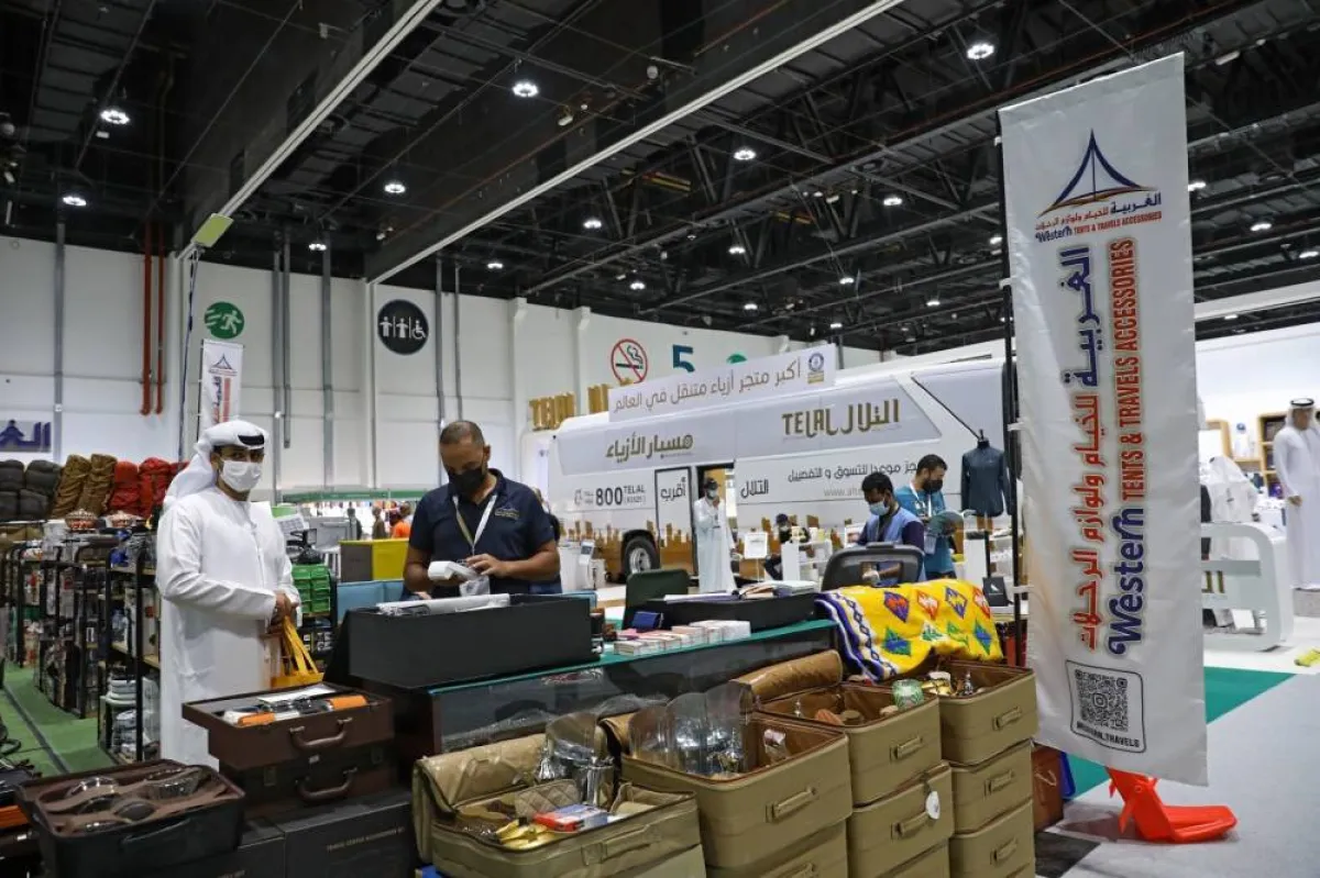يتيح المعرض لزوّاره مُنتجات جديدة وخيارات واسعة. الصورة من "وام"