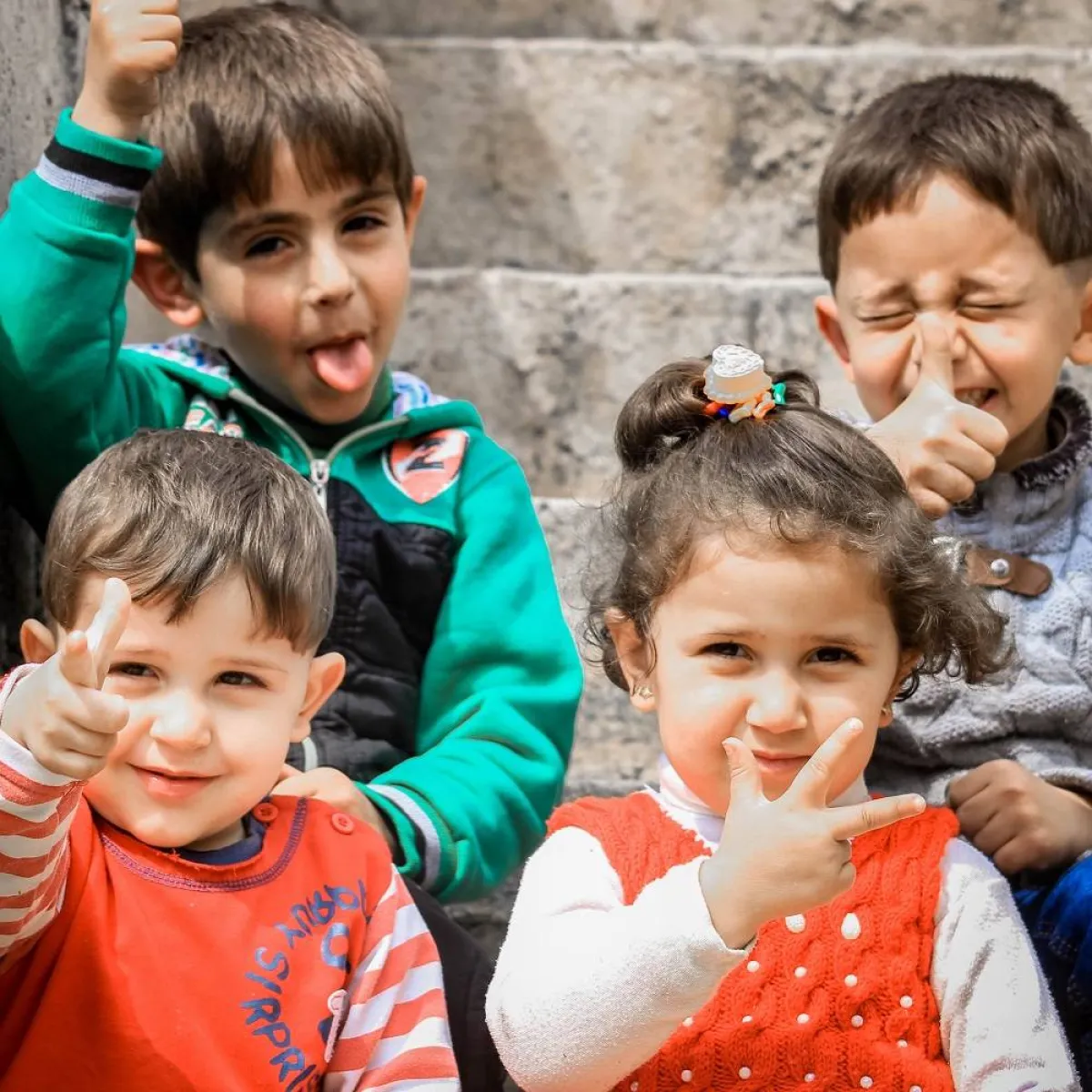 صورة لعدد من الأطفال