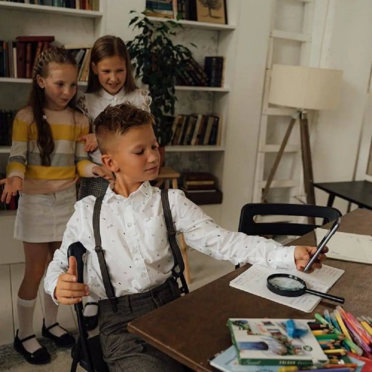 صورة لطفل وصديقتيه