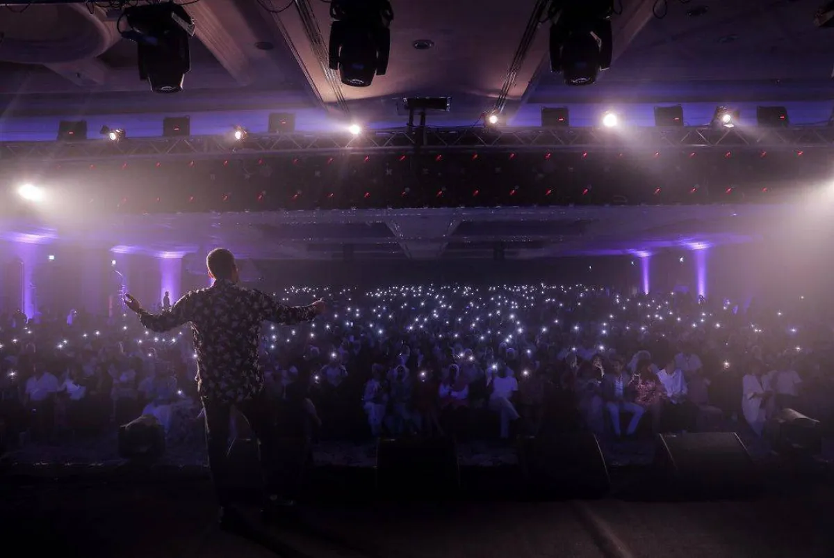 حفل محمد حماقي في الكويت - صورة من صفحته الرسمية على   " انستغرام "