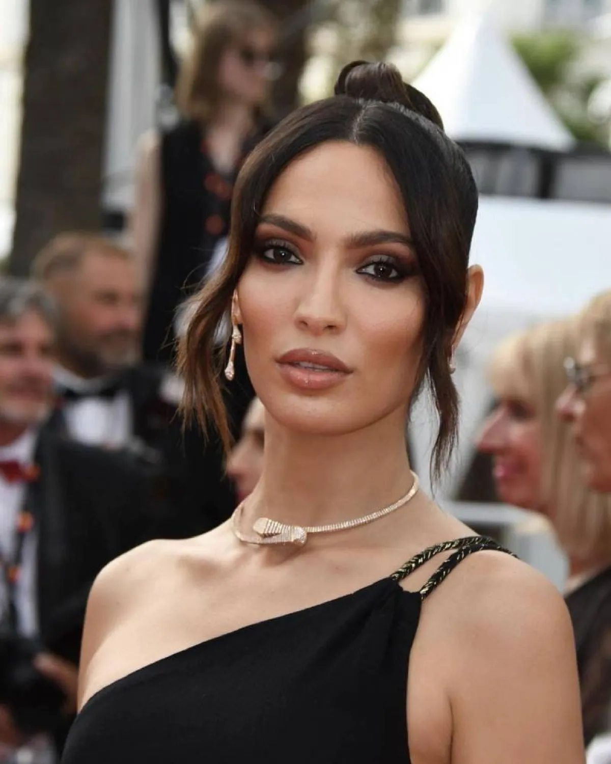 صوفيا بنزاكور بمجوهرات من الذهب الأصفر من مارلي نيويورك Marli New Work-صورة من حساب المجوهرات على انستغرام