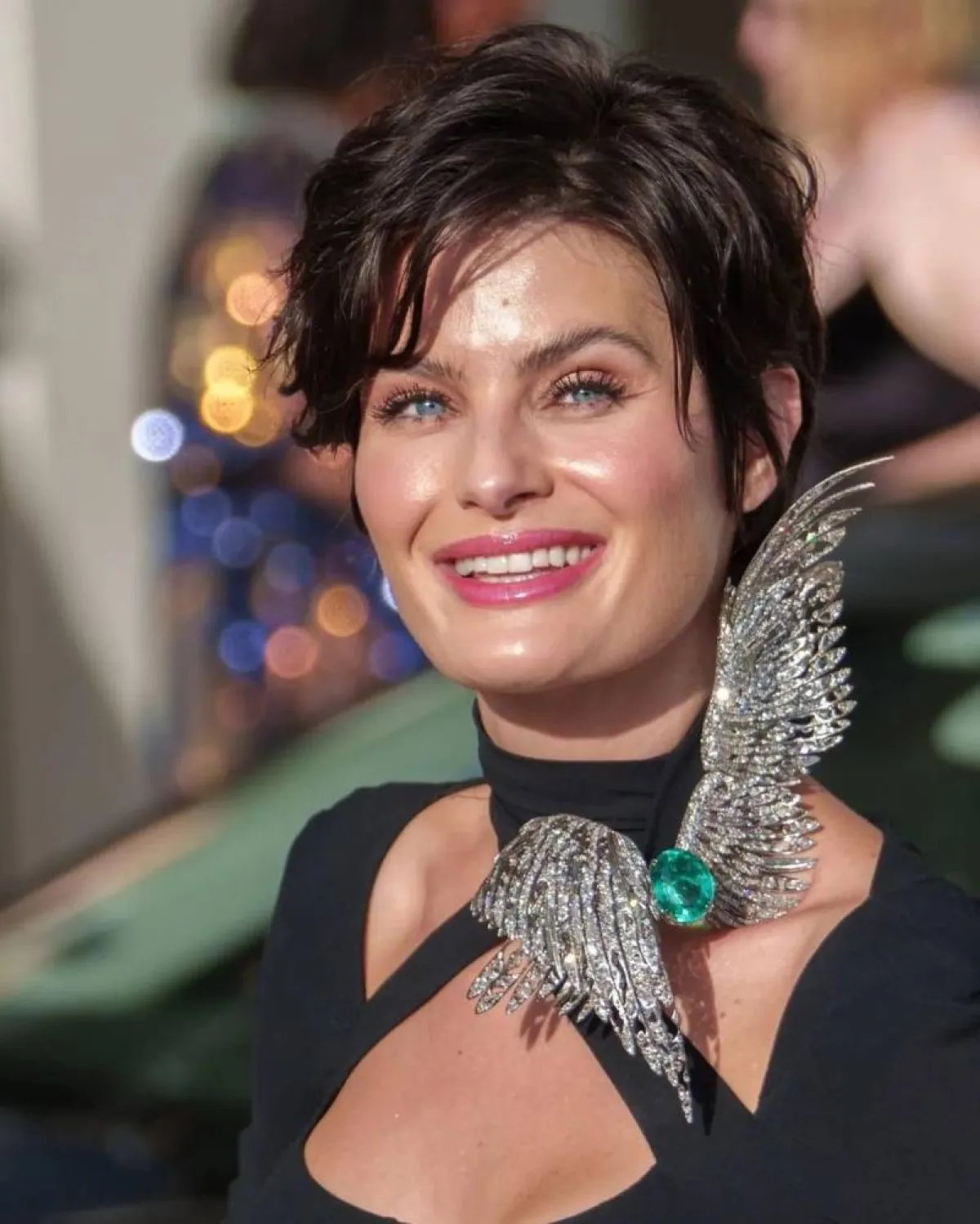 إيزابيلي فونتانا ببروش من الألماس والزمرد من ماركة إيلسا جين Elsa Jin- صورة من حساب مصمم المجوهرات على انستغرام