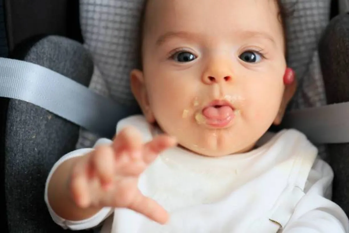 صورة لرضيع يحصل على طعام صلب