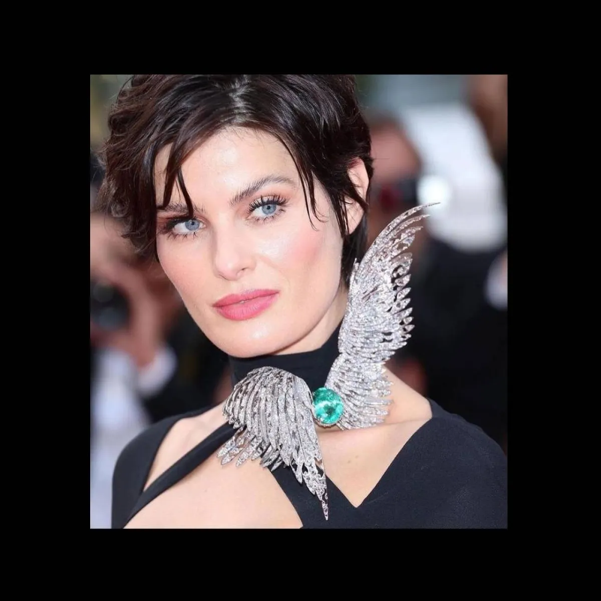 إيزابيلي فونتانا ببروش من الألماس والزمرد من ماركة إيلسا جين Elsa Jin- صورة من حساب مصمم المجوهرات على انستغرام