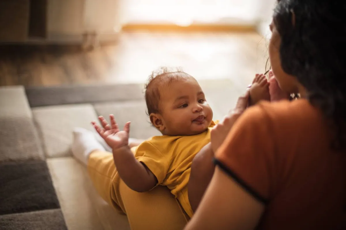 صورة لأم تكلم طفلها