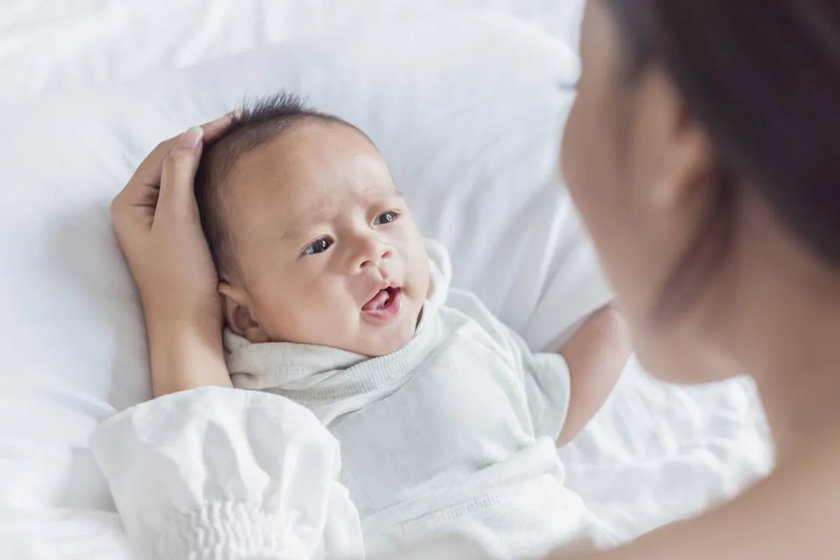 صورة لأم تكلم طفلها