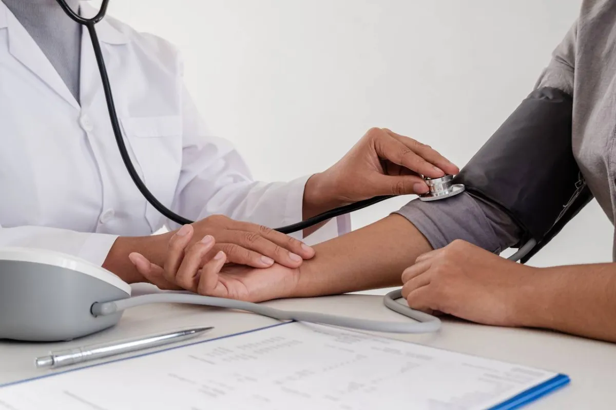 صورة لامرأة عند الطبيب