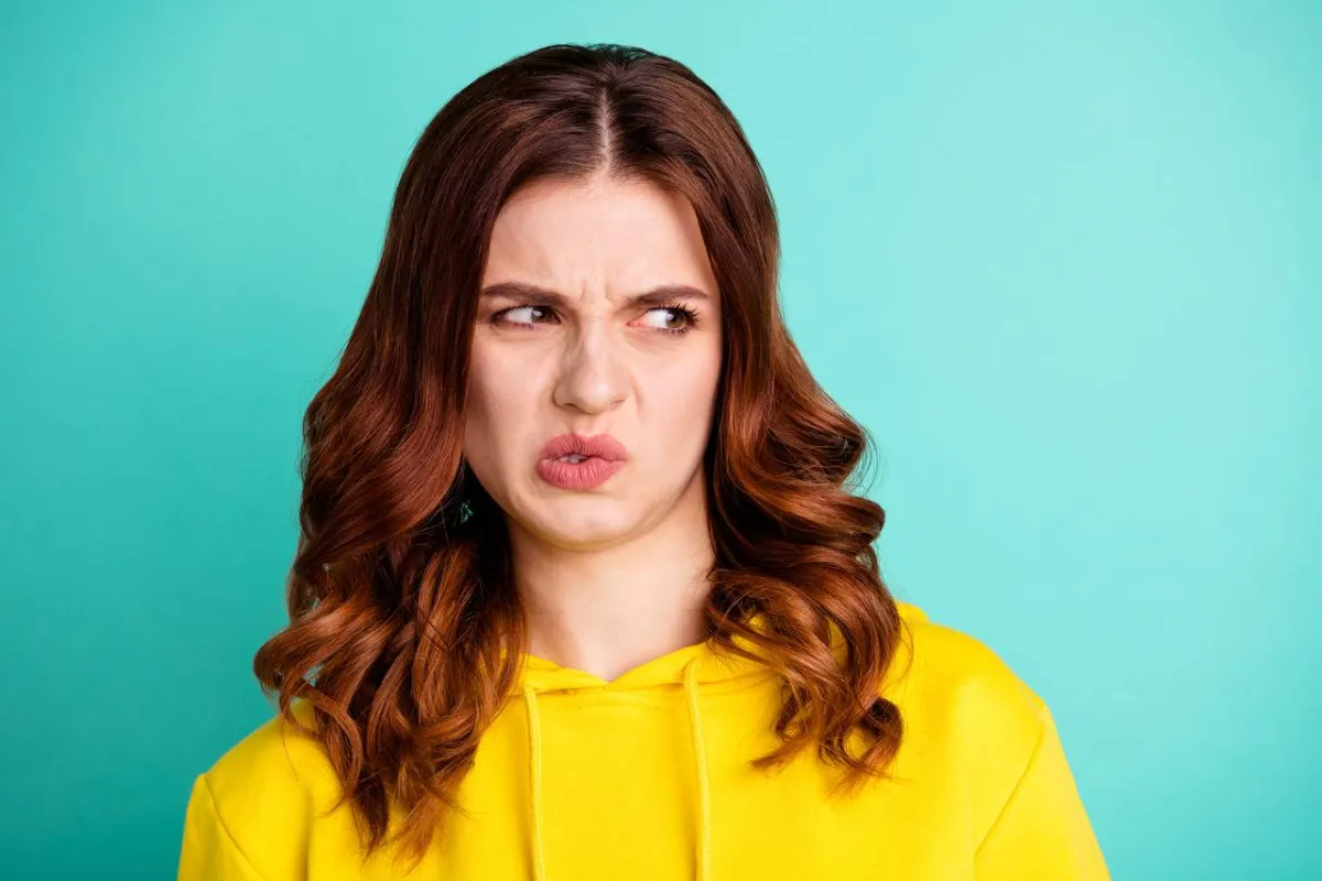 صورة امرأة منزعجة من الرائحة
