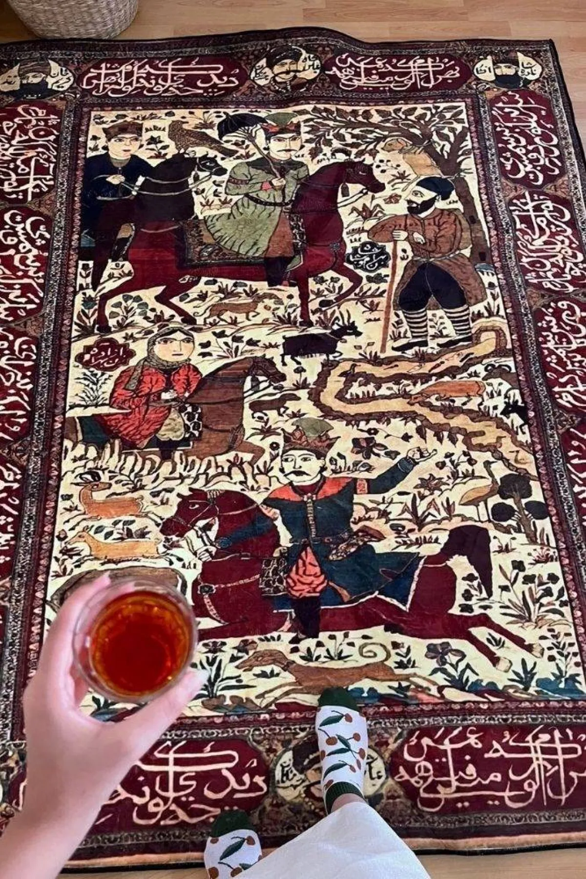 صورة تظهر عمل مريم بالطباعة على السجاد مصدر الصورة مريم