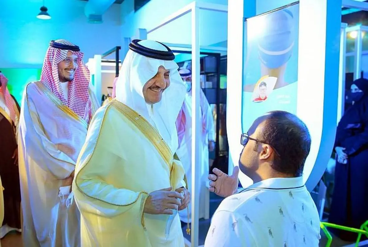 أمير الشرقية يتجول في أقسام المركز. الصورة من "واس"