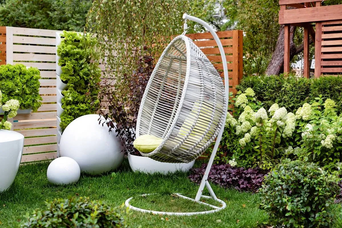 حضور الأرجوحة جذّاب في الحديقة