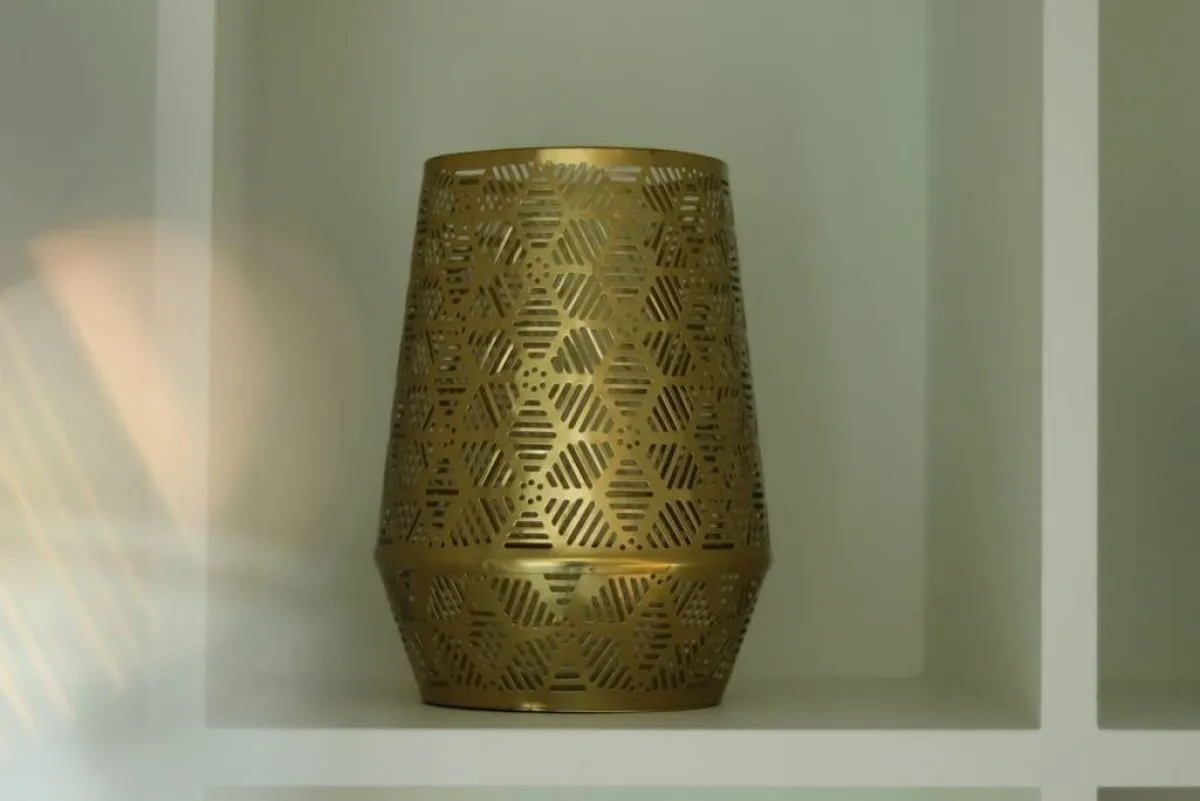 الإضاءة تسلّط على الإكسسوارات الموزّعة على فتحات الجدران