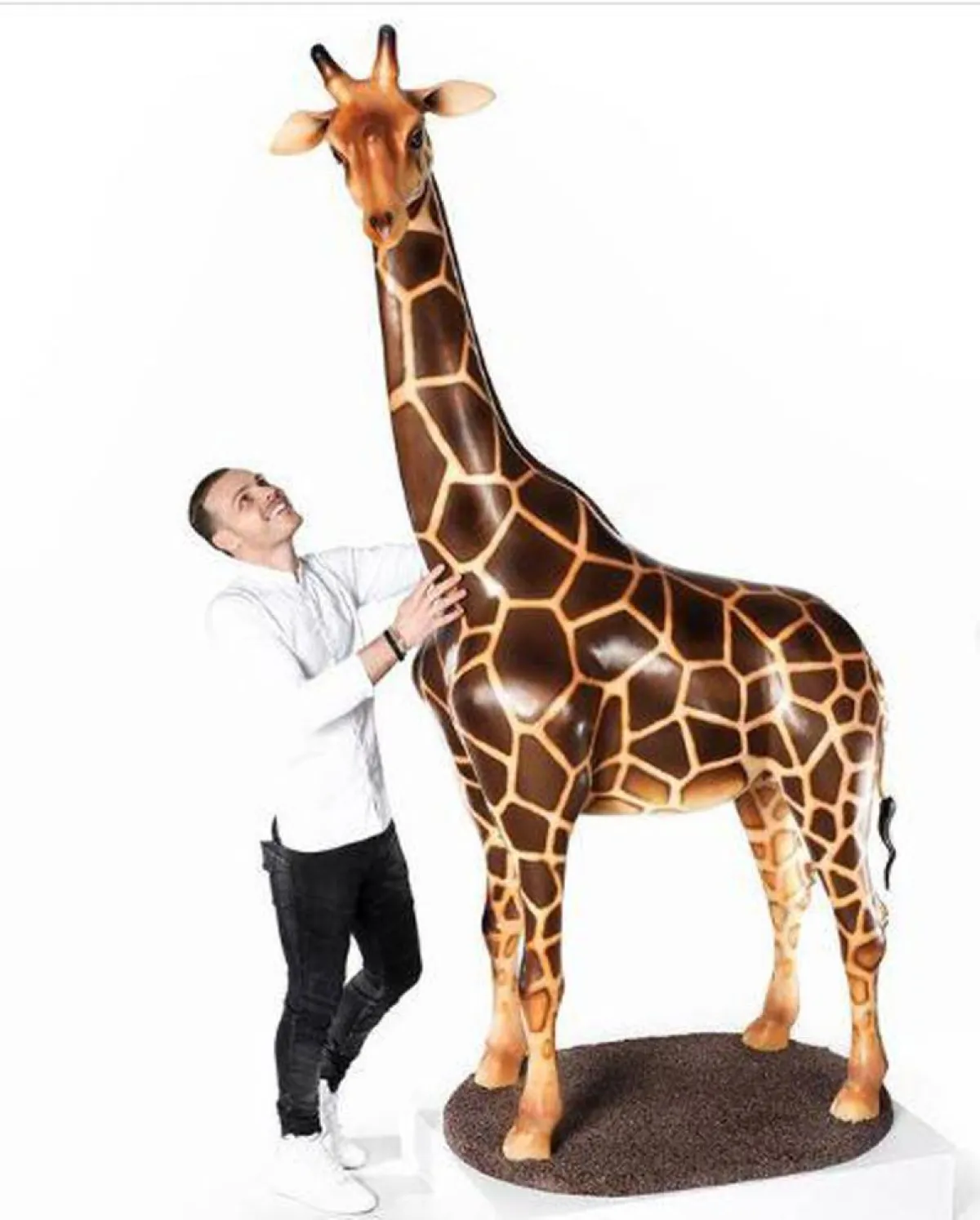 شيف فرنسي يصنع زرافة من الشوكولاتة.. ارتفاعها يتجاوز المترين