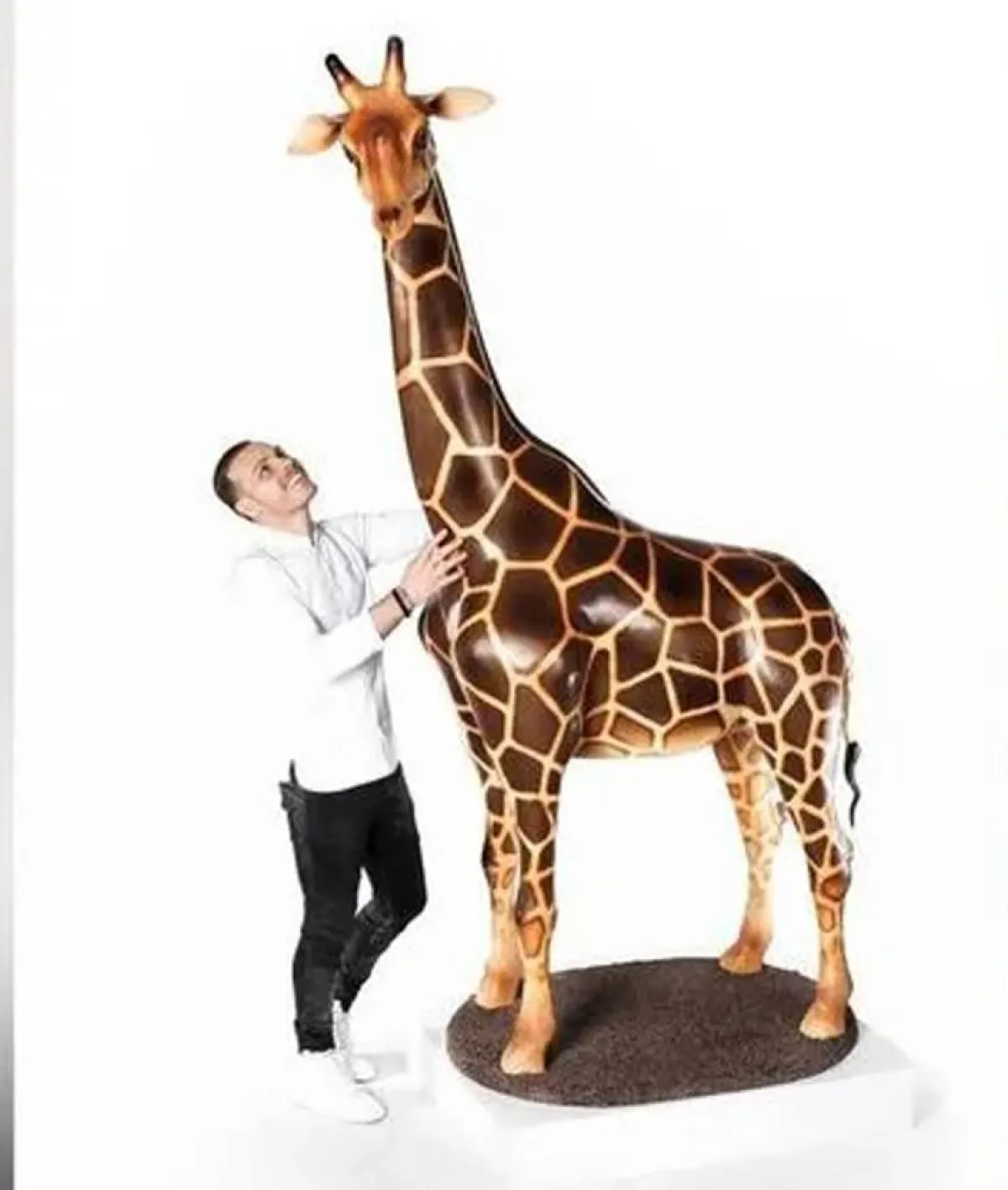 شيف فرنسي يصنع زرافة من الشوكولاتة.. ارتفاعها يتجاوز المترين