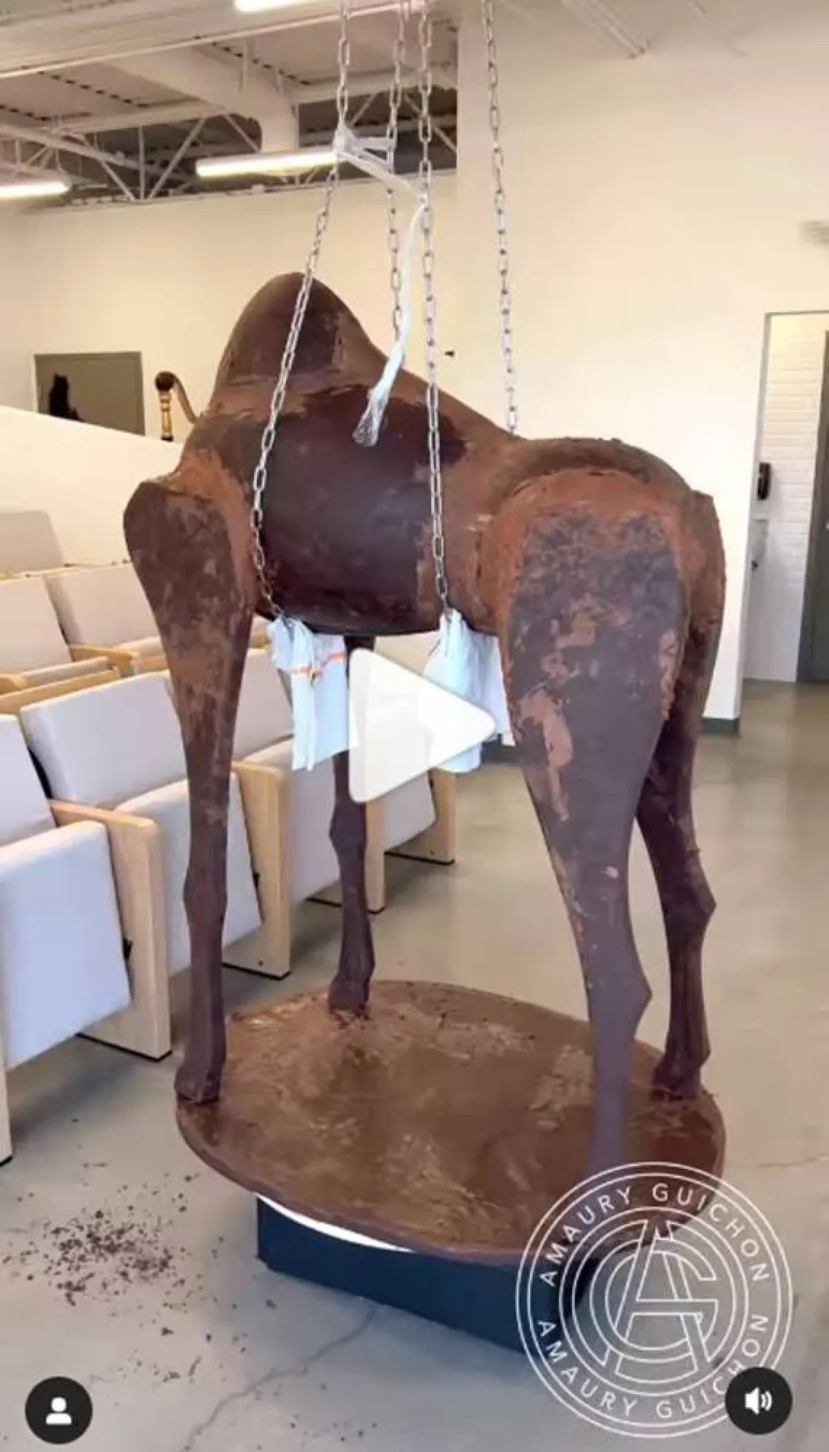 شيف فرنسي يصنع زرافة من الشوكولاتة.. ارتفاعها يتجاوز المترين