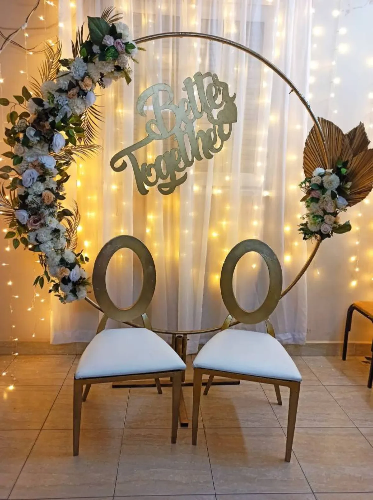 أثاث الكوشة باللونين الأبيض والذهبي