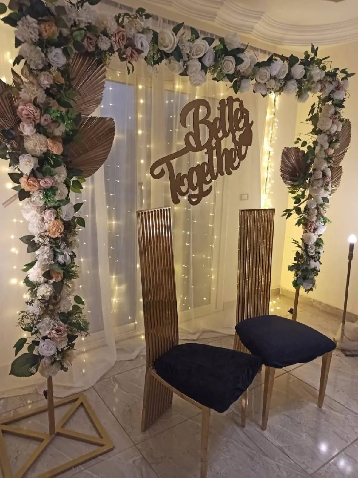 الأزرق الداكن والذهبي في مفروشات الكوشة