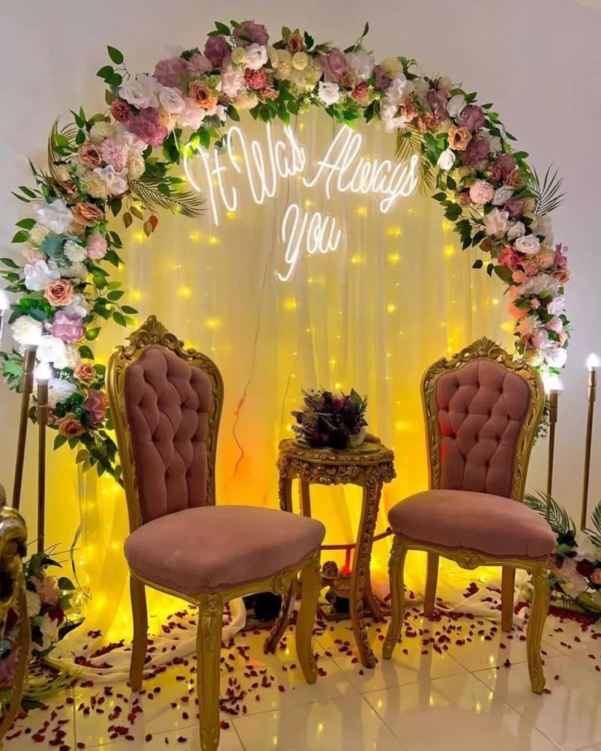 الذهبي والزهري هما من الألوان المستخدمة لتصميم الكوشة