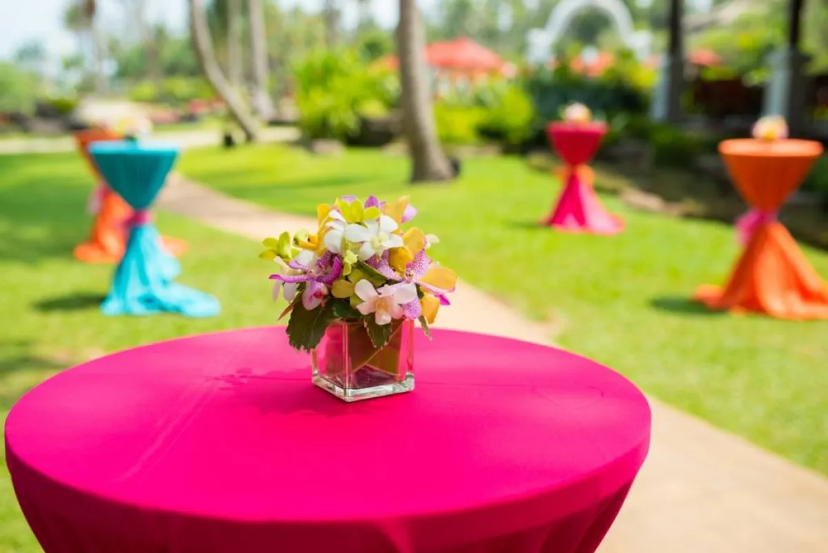 ألوان جريئة لأغطية الطاولات في حفل الزفاف