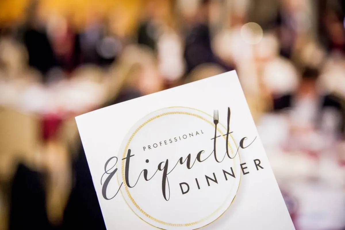 على المدعو، إثر استلام الدعوة أن يؤكد حضوره أو يعتذر عن عدم الحضور