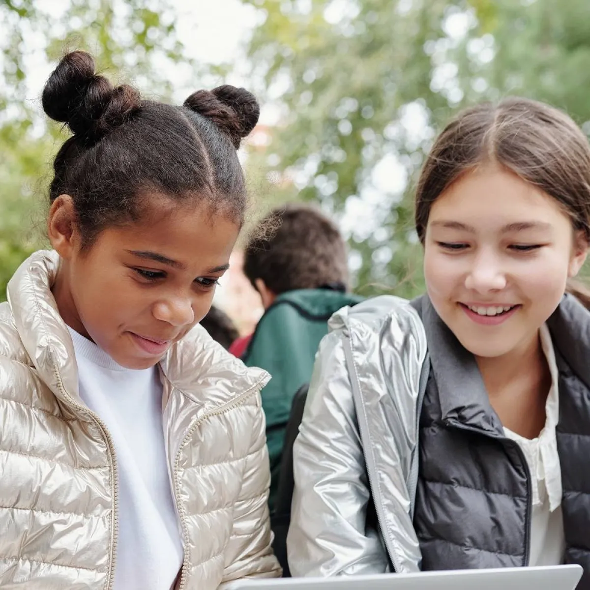 صورة لفتاتين