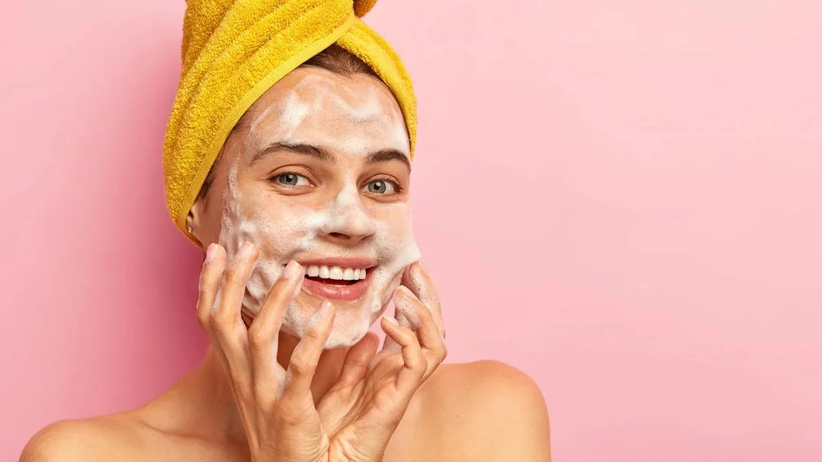 غسل الوجه بالصابون