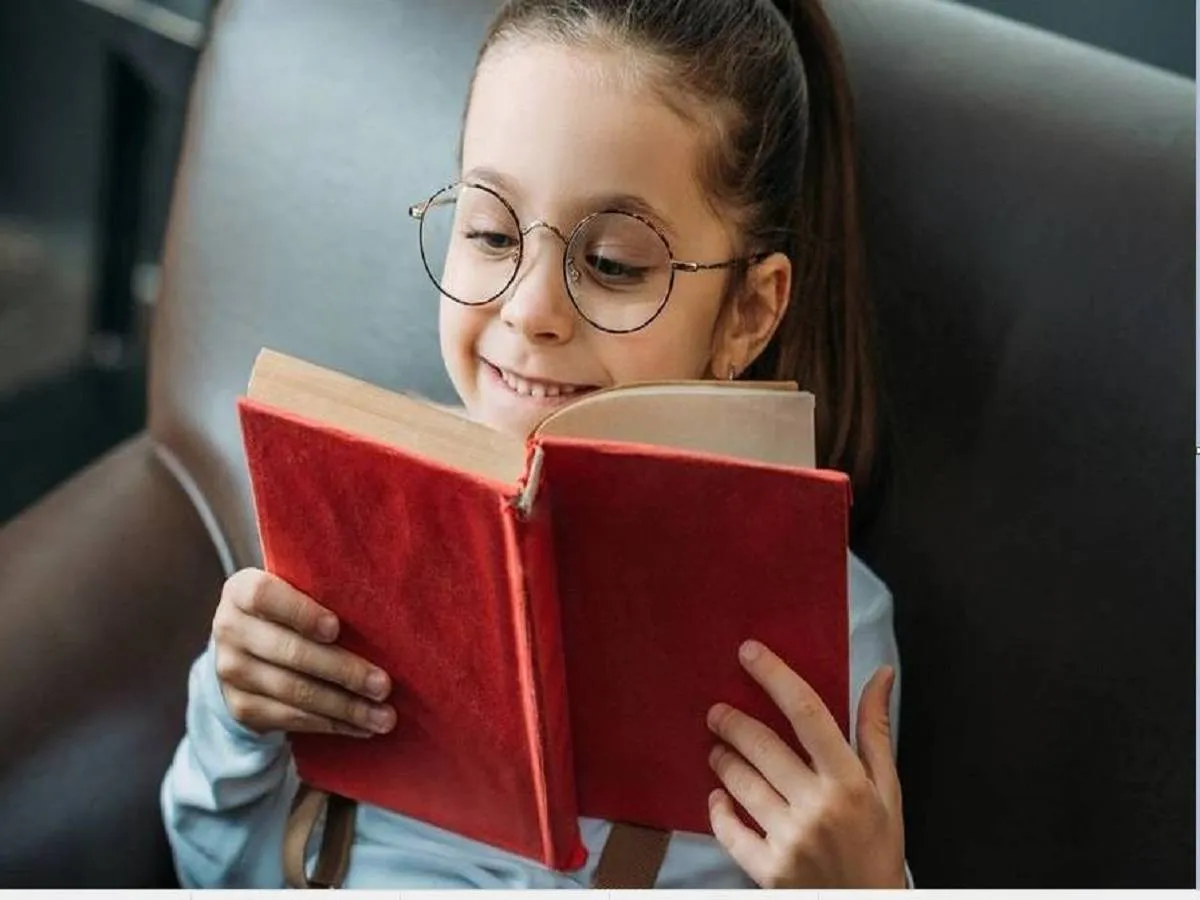 صورة لطفلة صغيرة تقرأ