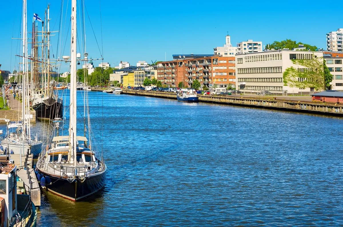 توركو تقع على الساحل الجنوبي الغربي على ضفاف نهر أورا