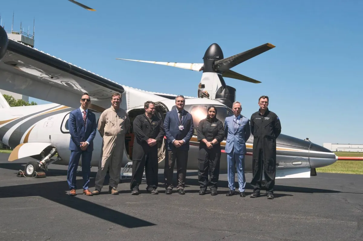 الشيخة موزة أثناء زيارتها المقر الرئيسي لشركة ليوناردو العالمية المتخصصة في صناعة الطائرات. الصورة من "وام"